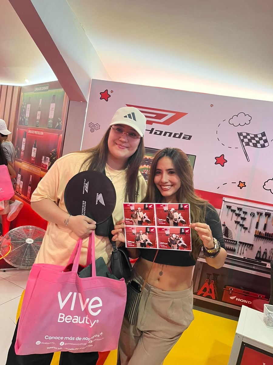 Asistentes con sus fotos impresas